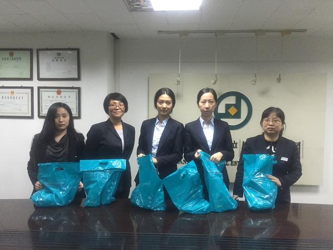 公司为女员工发放节日福利